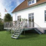 Terrasse med flere nedgange til haven.