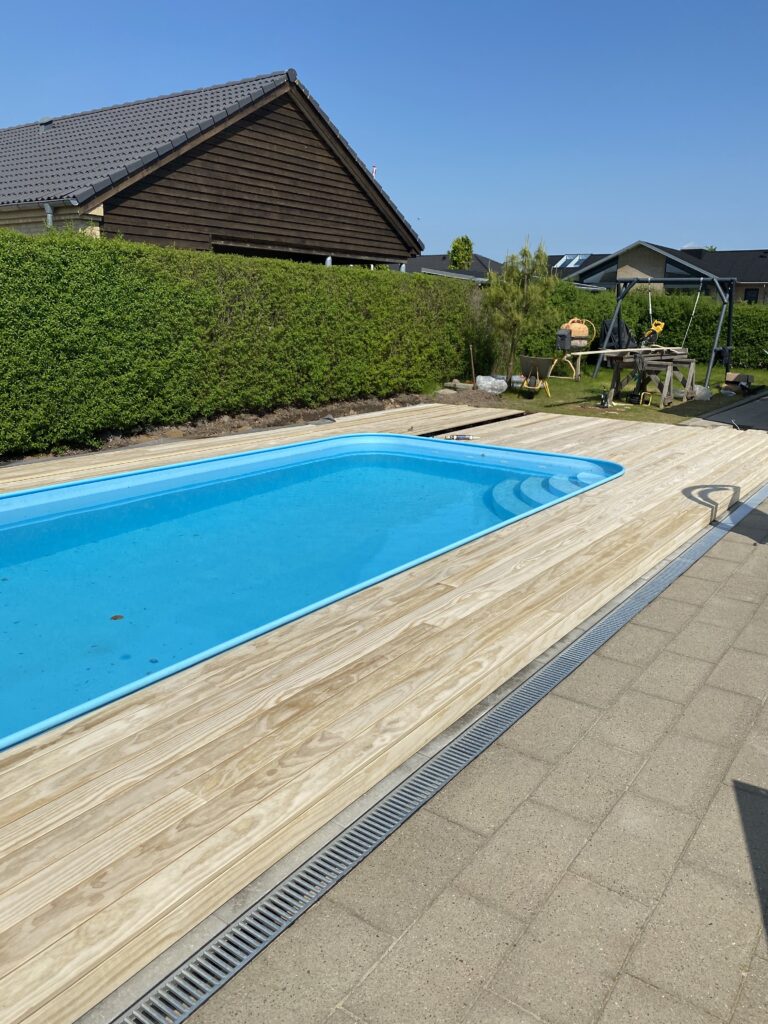 Terrasse med pool