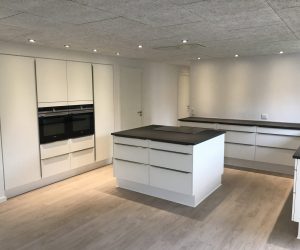 Køkkenmontage med skabsvæg.